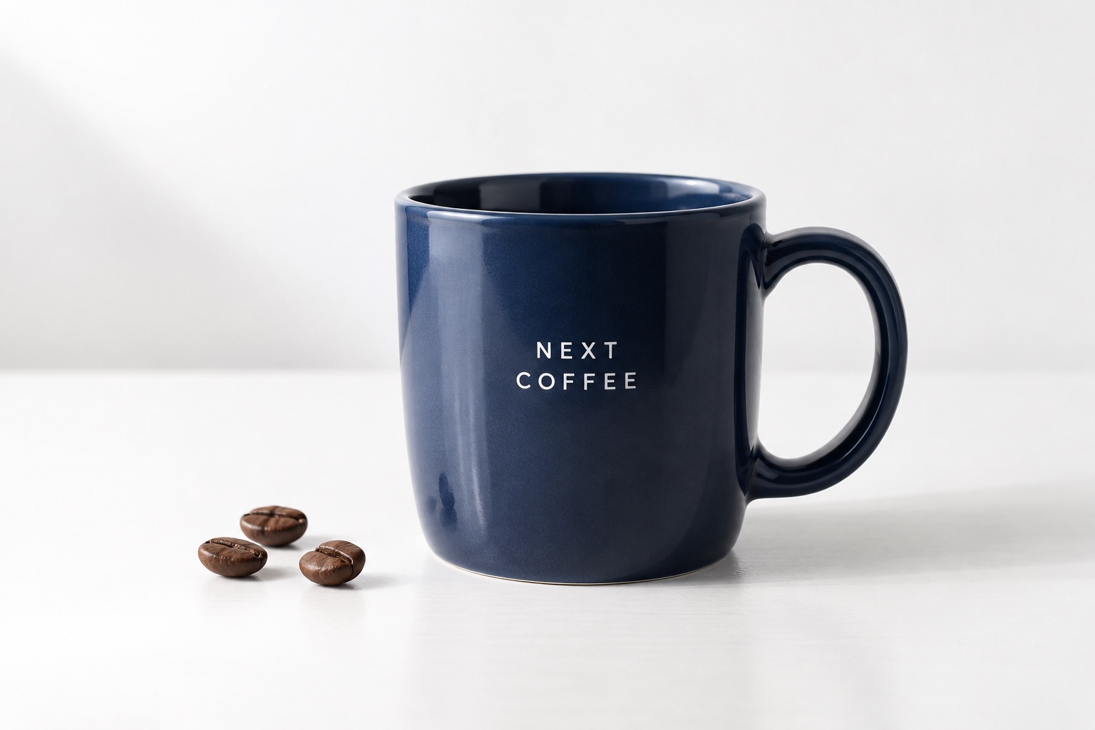 編集前の作例。白い背景にネイビーのマグカップと3粒のコーヒー豆